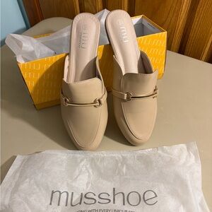 Musshoe Women's Cream Mules with Gold Accent